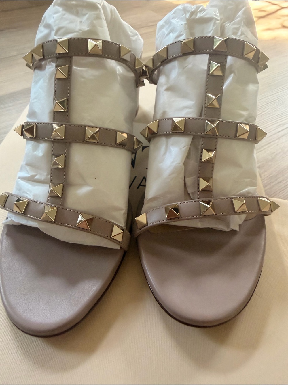Valentino Rockstud Caged 60
Leather Sandal